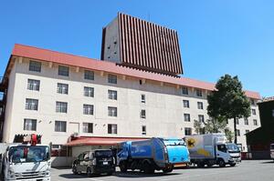 開業した「リブマックスリゾート越後湯沢」。現在は外壁工事を行っている=湯沢町湯沢