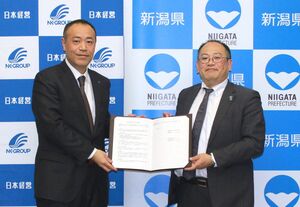 地域医療構想の推進へ協定を結んだ日本経営の橋本竜也社長(左)と橋本憲次郎副知事=3月12日、県庁