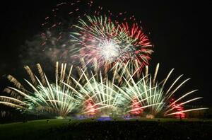 北海道室蘭市で開かれた「室蘭満天花火」=6日夜