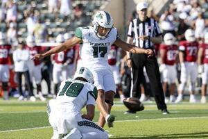 FGを決めるハワイ大の松沢寛政=8月、ホノルル(ゲッティ=共同)