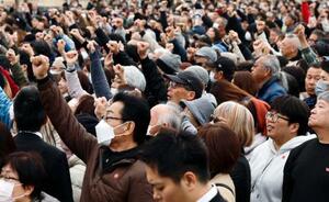 　街頭演説で気勢を上げる人たち＝５日午後、佐賀県内