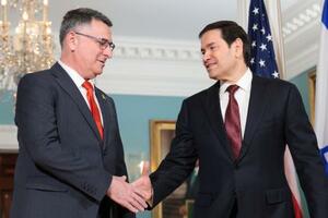 米国務省で握手するルビオ国務長官(右)とイスラエルのサール外相=10日、ワシントン(ゲッティ=共同)