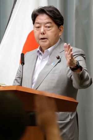 記者会見する林官房長官=28日午前、首相官邸