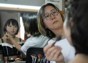 メークを施し、男性を「女性へと変身」させる山田はるか。「画家のような気持ちで、相手のかわいさを引き出す」と話す=2025年6月、東京都内(撮影・林昌三)