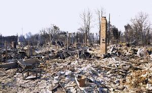 山火事で焼け落ち、廃虚と化した米ロサンゼルス西部パシフィックパリセーズの高級住宅街=1月(共同)