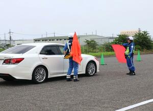 県警高速隊とNEXCO東日本新潟支社などが実施した逆走車両対応訓練=聖籠町東港7