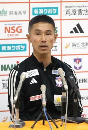 今季を振り返る松橋力蔵監督=12月9日、聖籠町