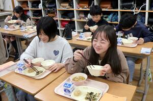 地元の食材を使った給食を楽しむ川東小の児童=新発田市下羽津