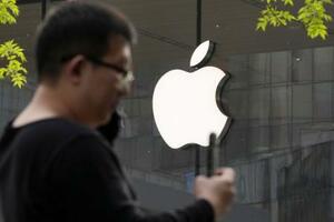 北京市内のアップルストアに掲げられたロゴマーク=4月(共同)