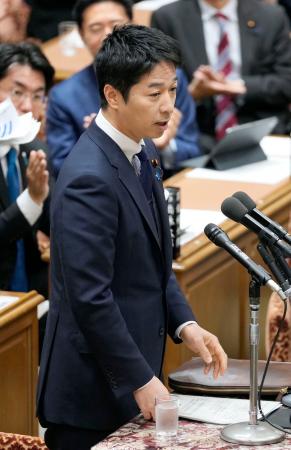 　衆院予算委で質問する藤田文武氏（日本維新の会）