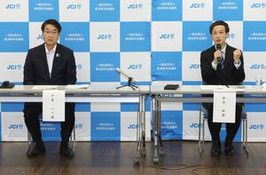 公開討論会に臨んだ中原八一氏(左)と鈴木映氏=新潟市中央区