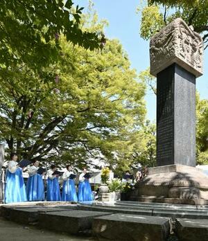 平和記念公園で営まれた韓国人被爆者慰霊祭=5日午前、広島市中区