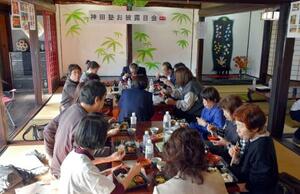 　集会施設に再生された古民家のお披露目会に集まった住民ら＝１５日午後、石川県能登町