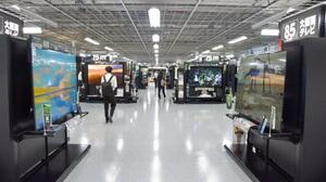 　「ヨドバシカメラ　マルチメディア池袋」のテレビ売り場＝２９日午前、東京都豊島区