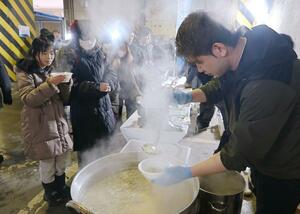 イワシのすり身汁などが提供された「旅する佐渡フェスティバル」＝８日、新潟市中央区の佐渡汽船新潟港ターミナル