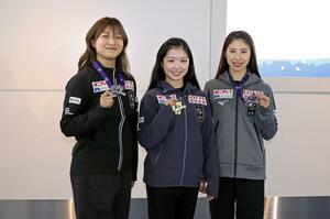 フィギュアスケートのGPシリーズフランス大会から帰国した(左から)坂本花織、中井亜美、住吉りをん=21日、羽田空港