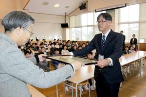 「特色ある教育実践」の最優秀賞に選ばれた新穂小の表彰式＝佐渡市上新穂