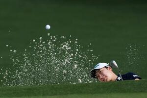 ゴルフのオーガスタ・ナショナル女子アマチュア選手権最終ラウンド、長沢愛羅の2番バンカーショット=4日、米ジョージア州オーガスタ(ゲッティ=共同)