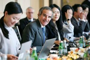 　１５日、ソウルで記者会見するＩＡＥＡのグロッシ事務局長（左から２人目）（共同）