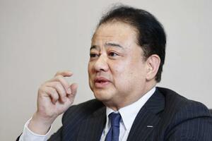 　インタビューに答えるサントリーの西田英一郎社長