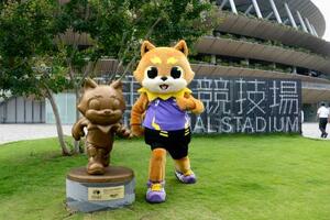 東京・国立競技場に設置された陸上世界選手権公式マスコットの「りくワン」銅像=1日