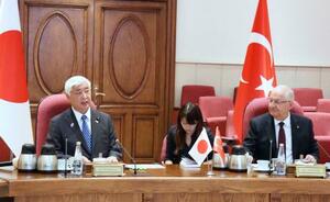 トルコのギュレル国防相(右)と会談する中谷防衛相=19日、アンカラ(共同)
