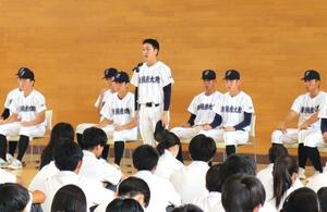 甲子園報告会で応援への感謝を述べる平野翔太主将=26日、柏崎市