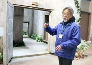 「重監房資料館」を案内する黒尾和久学芸員=2026年3月、群馬県草津町