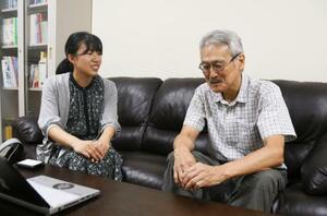 夏の長期化について研究した三重大大学院修士2年の滝川真央さん(左)と立花義裕教授=9月、津市