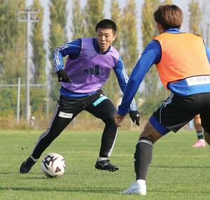 集中して練習に打ち込むFW小見洋太=聖籠町