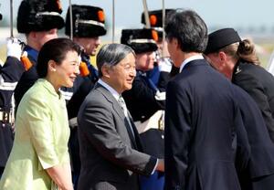 ベルギーへの出発を前に、見送りを受けられる天皇、皇后両陛下=20日、オランダ・アムステルダム郊外のスキポール空港(代表撮影・共同)