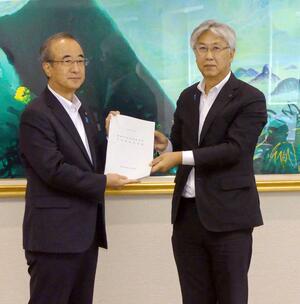 花角英世知事(左)に審査意見書を手渡す八木浩幸代表監査委員=8月30日、県庁