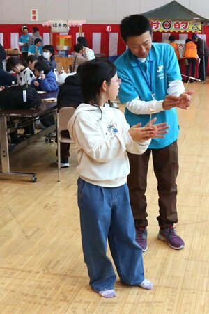 昔の遊びを楽しんだ「チャレンジ！むかしあそびフェス」＝三条市東本成寺