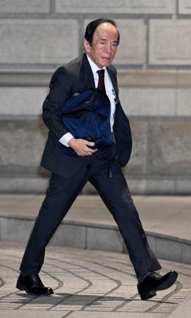 金融政策決定会合出席のため、日銀本店に入る植田総裁=29日午前