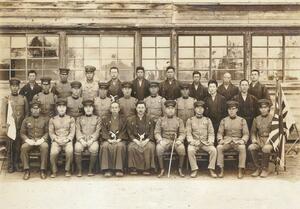 1937年ごろに撮影された「深才在郷分会才津班」の集合写真。後列左から4人目が遠藤松雄さん
