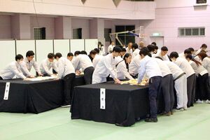 南魚沼市長選の開票作業をする市職員ら=11月24日、南魚沼市坂戸