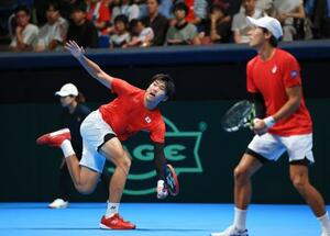 日本―ドイツ ダブルスでプレーする綿貫陽介(右)、柚木武組=有明コロシアム