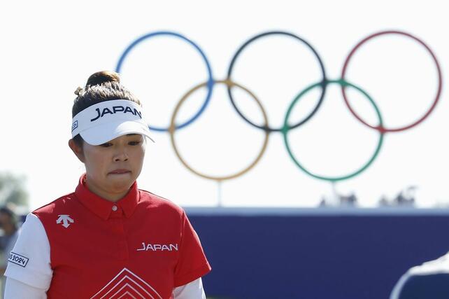 女子　最終ラウンド、ホールアウトする山下美夢有＝パリ郊外（共同）