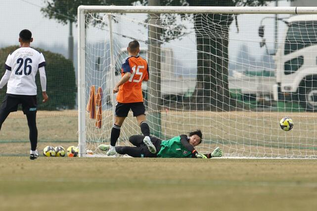 シュートを弾くＧＫ藤田和輝