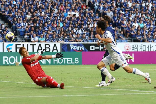 前半、ＭＦ新井泰貴（２２）が先制ゴールを決める＝パナソニックスタジアム吹田