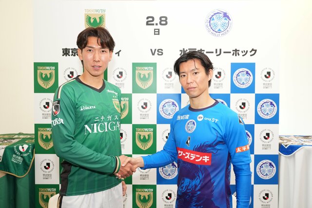 水戸の渡邉新太(右)と東京Vの林尚輝(提供:Jリーグ)