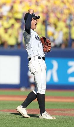 新潟産大付-帝京長岡 最後の打者を右飛に打ち取り、雄たけびを上げる新潟産大付の先発・小平乃希=7月24日、新潟市中央区長潟のハードオフエコスタジアム