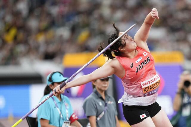女子やり投げ予選　北口榛花の１投目＝国立競技場