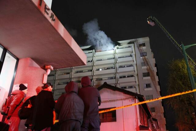 マンション火災の現場＝２５日、新潟市中央区