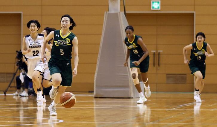 女子決勝　東京学館－新潟産大付　第１クオーター、速攻を仕掛ける新潟産大付の選手たち＝新潟市東総合スポーツセンター