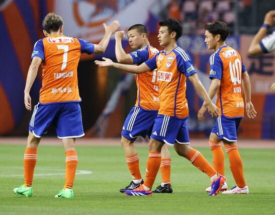 新潟ー北九州 前半14分、新潟のFW小見洋太(左から2番目)が右足で押し込み1-0と先制する=ビッグスワン