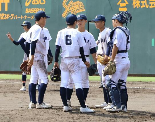 日本文理－巻　９回表の守備でマウンドに集まる巻の内野陣＝９月６日、三条市パールスタ