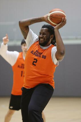 練習で笑顔を見せるマック＝アオーレ長岡