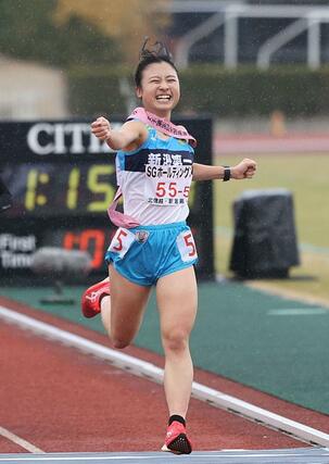 女子 笑顔でフィニッシュする新潟第一のアンカー佐藤菜々香=たけびしスタジアム京都