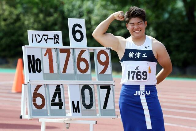 男子ハンマー投げで６４メートル０７の県高校新記録をマークして優勝した帆刈暖登（新津工）＝デンカスワンフィールド（写真映像部・伊藤駿平）